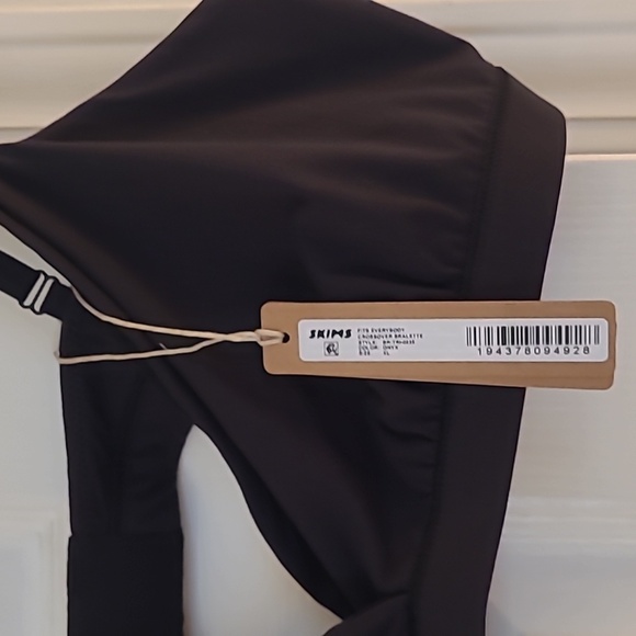 Nwt Skims crossover bralette. - Picture 2 of 3